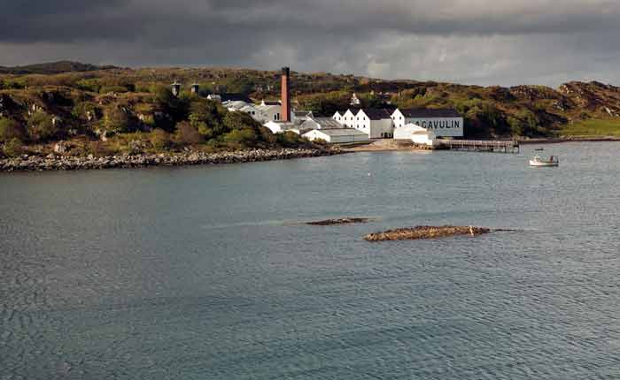 Die Lagavulin Distillery direkt an der Küste Islays