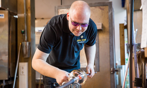 Glasmacher Christoph Hübner fertigt die edle Whiskyflasche