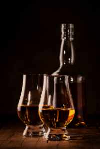 Peated Whisky Tasting Online - jetzt ihr Whisky-Tasting für zu Hause buchen!